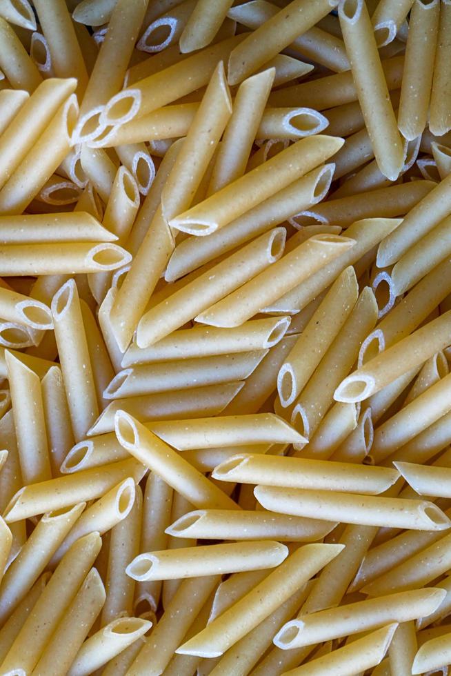 pasta de macarrones sin cocer, comida italiana foto
