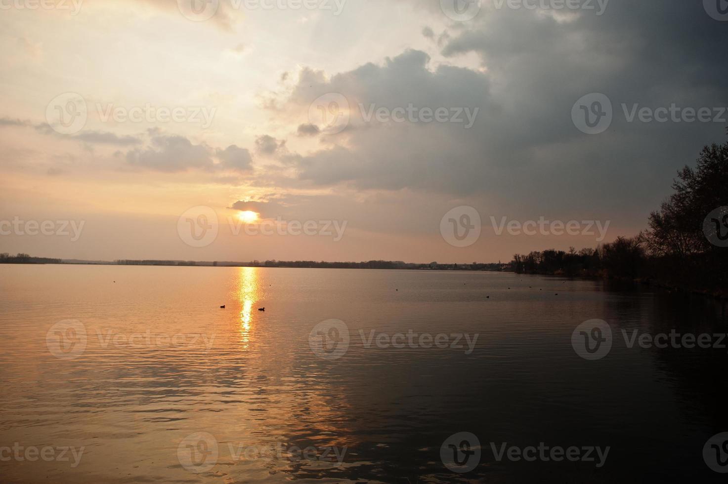 reflejo de la puesta de sol en un lago alrededor de pasohlavky, moravia del sur, república checa. foto