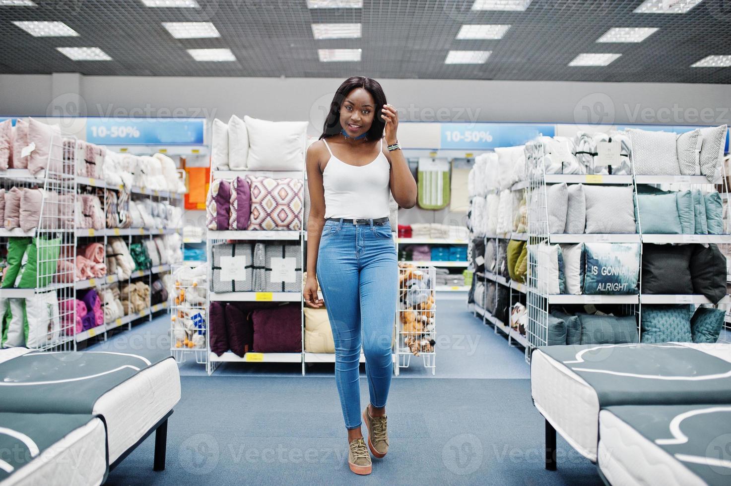 retrato de una mujer fantástica con herencia afroamericana caminando en la tienda. foto