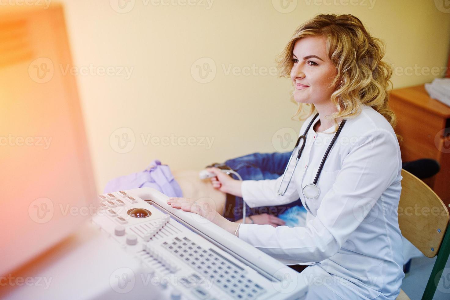 bella joven doctora haciendo ecografía diagnóstica en un paciente. foto