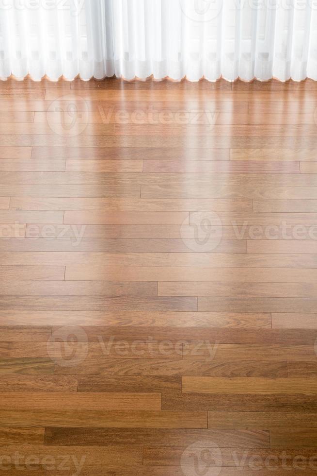 instalación de pisos de madera de cerezo brasileño en la habitación foto