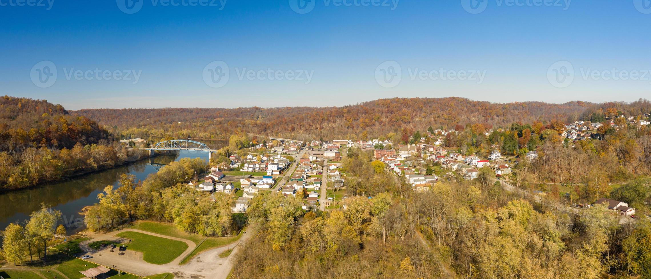 panorama aéreo de drones del centro de la ciudad de point marion en pennsylvania foto