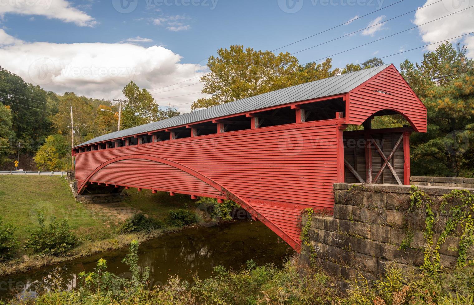 El puente cubierto de Barrackville está bien conservado. Construcción de armadura de rebabas en Virginia Occidental. foto