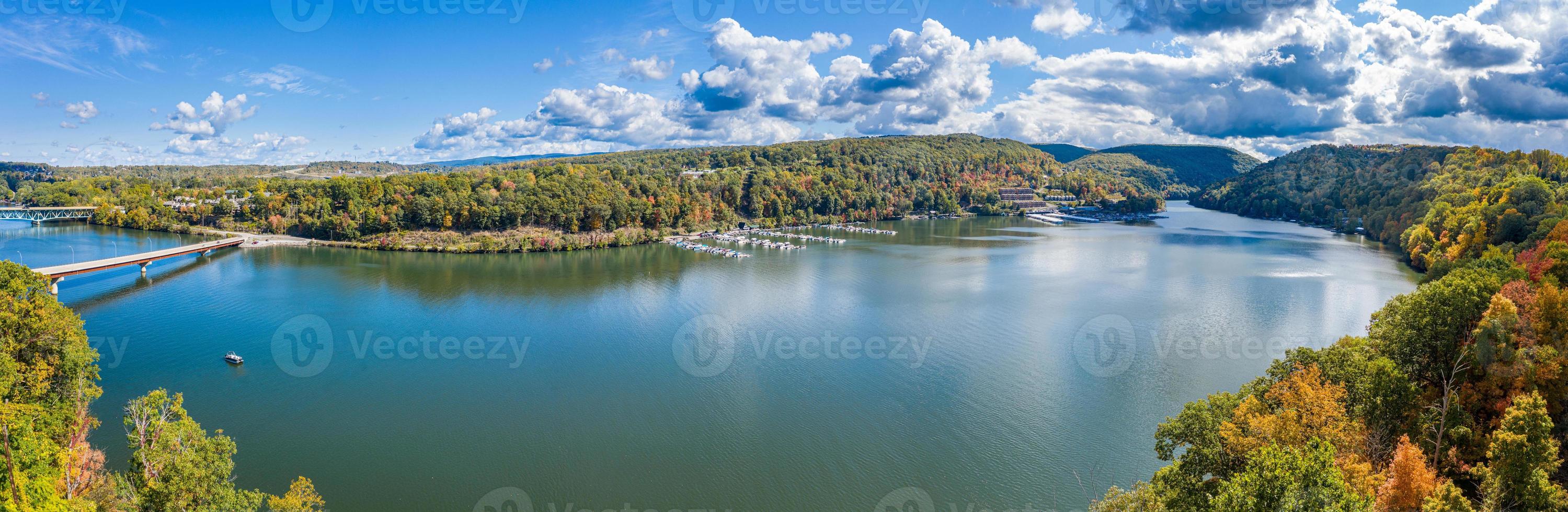 panorama aéreo de colores de otoño en cheat lake morgantown, wv foto