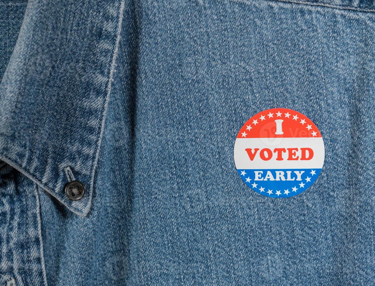 ropa de trabajo de mezclilla azul con pegatina de i vote early foto