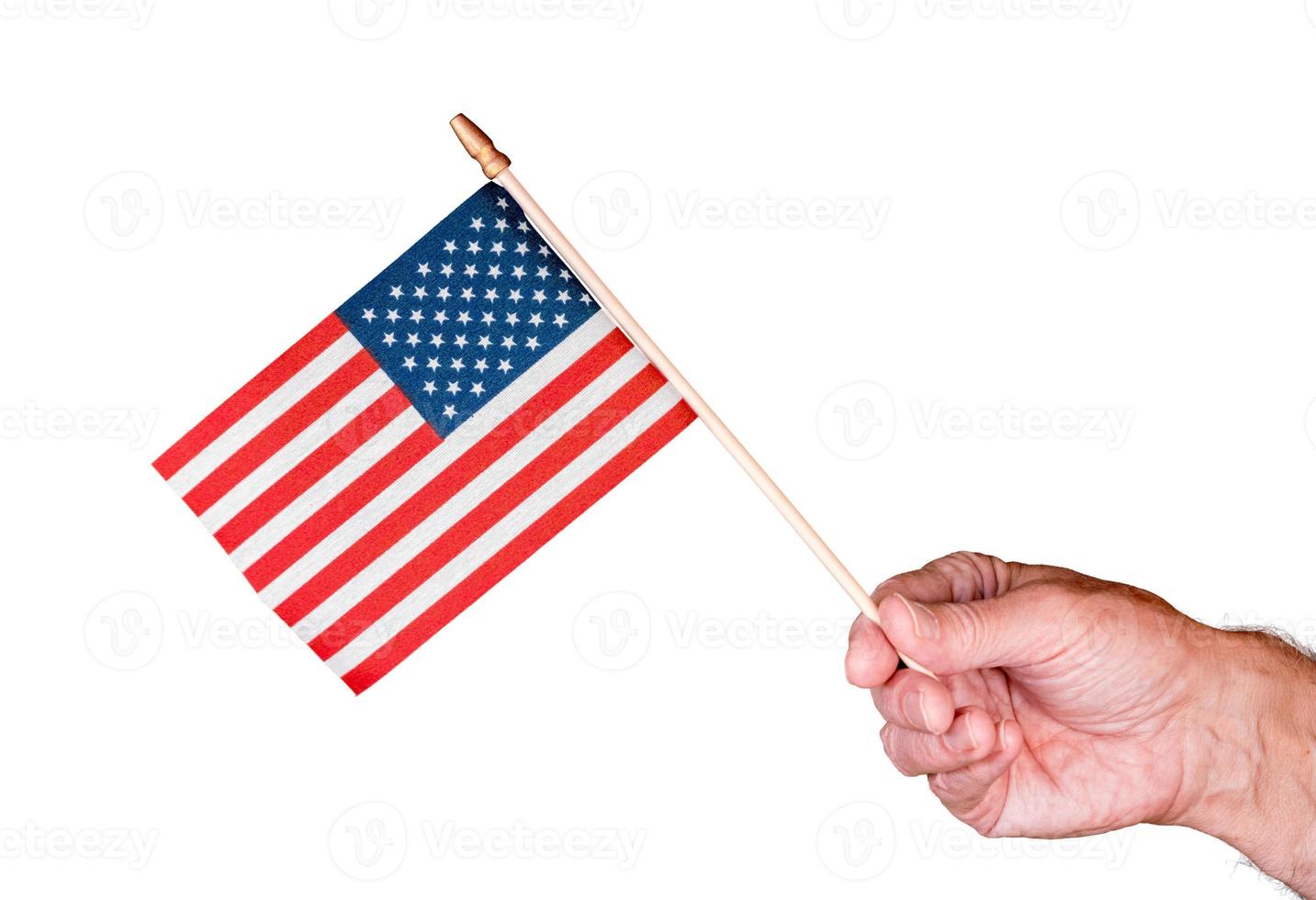 hombre mayor mano sosteniendo una pequeña bandera de estados unidos aislada contra un blanco foto