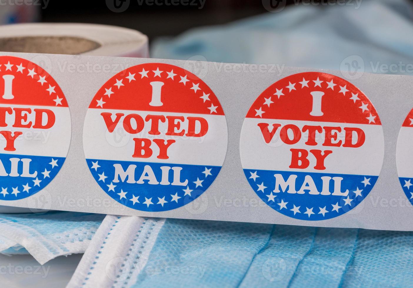 voté por correo con una pegatina de papel en una mascarilla médica para ilustrar la votación por correo en las elecciones foto