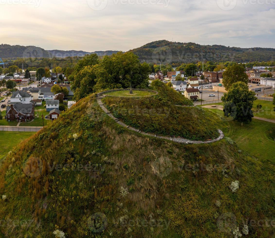 antiguo túmulo funerario indio o nativo americano en moundsville, virginia occidental foto