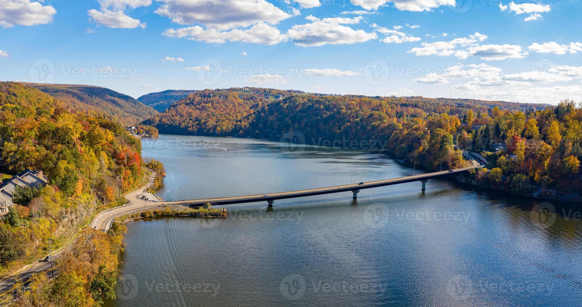 panorama aéreo de los colores del otoño en cheat lake morgantown, wv con puente foto