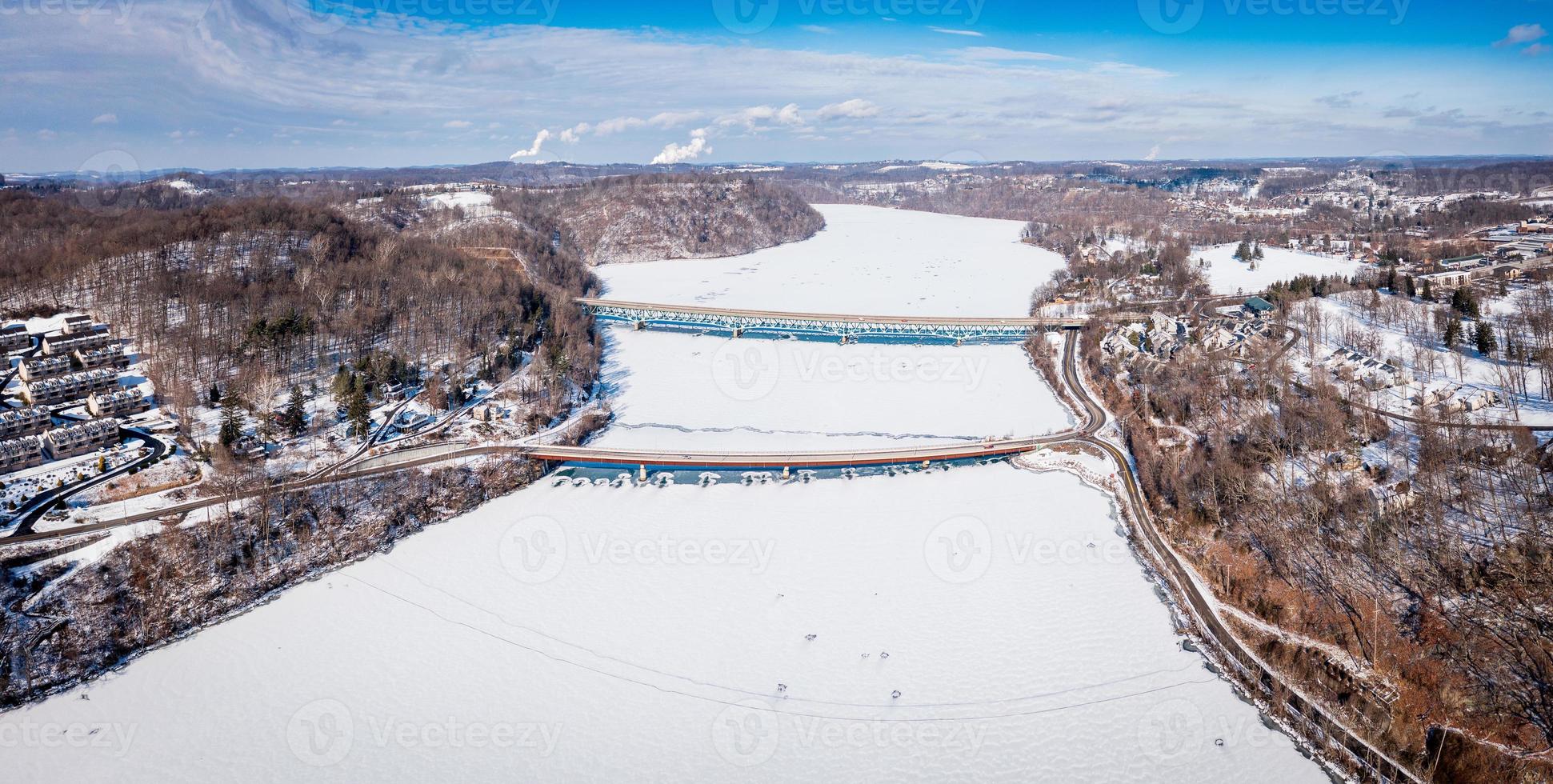 panorama aéreo del lago tramposo congelado morgantown, wv con puente i68 foto