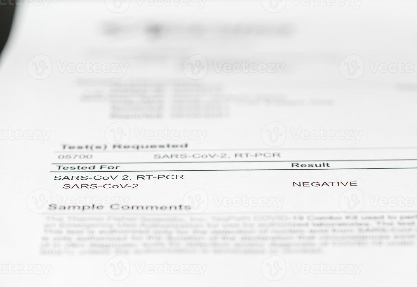 impresión que muestra el resultado de la prueba pcr para covid-19 como negativo foto