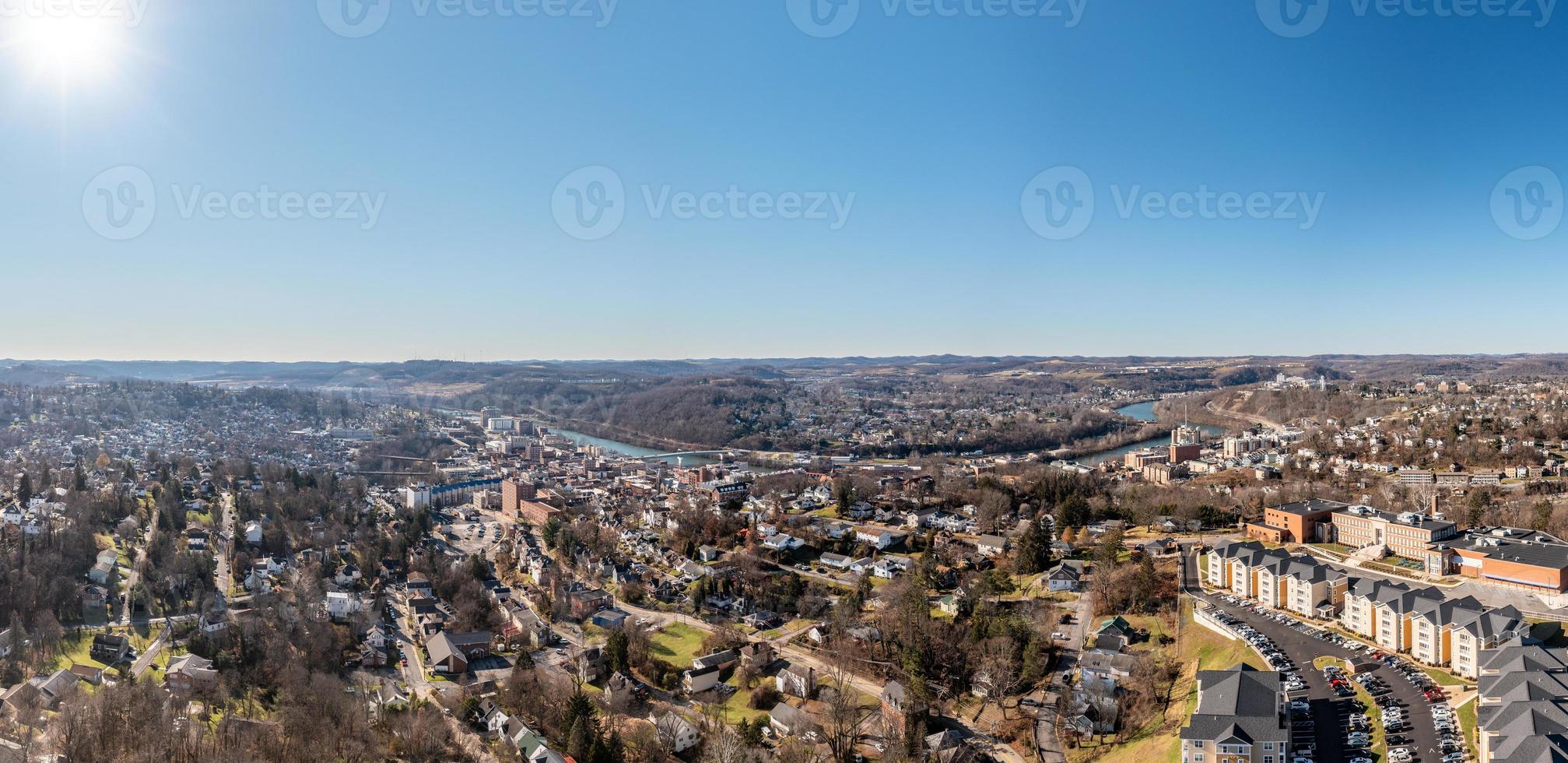 vista aérea de drones del centro y la universidad en morgantown, virginia occidental foto