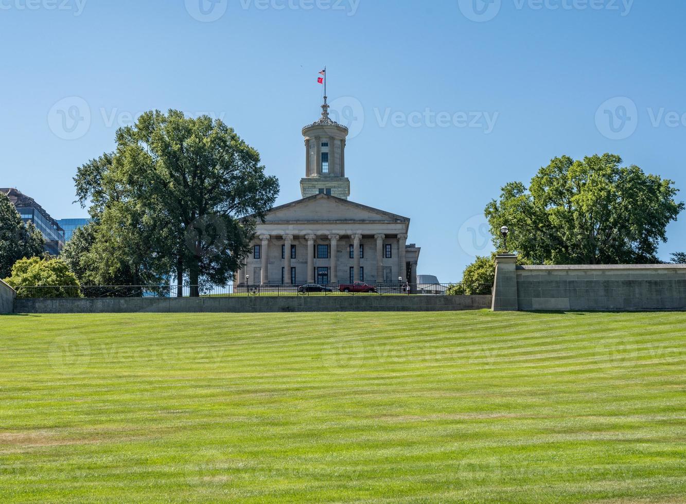 ver la colina hasta el edificio del capitolio estatal en nashville, tennesse foto