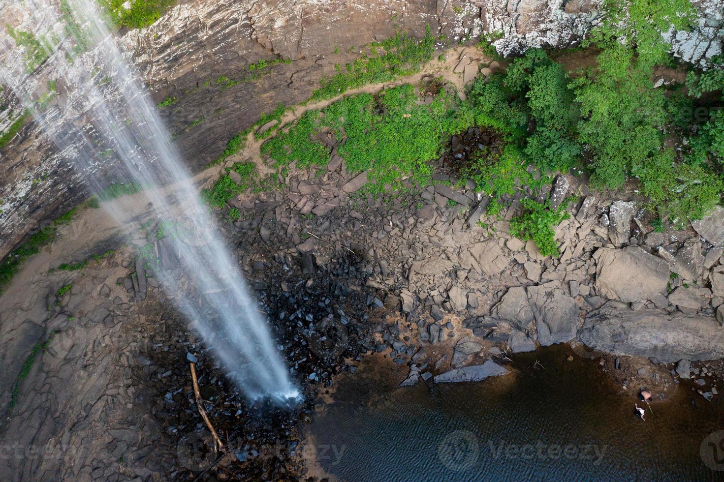 cascada en las cataratas de ozono en tennessee que muestra el borde del desfiladero foto