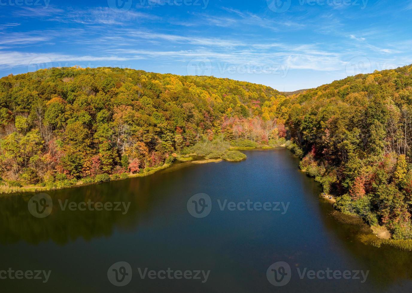 panorama del lago coopers rock en el parque estatal con colores otoñales y otoñales foto