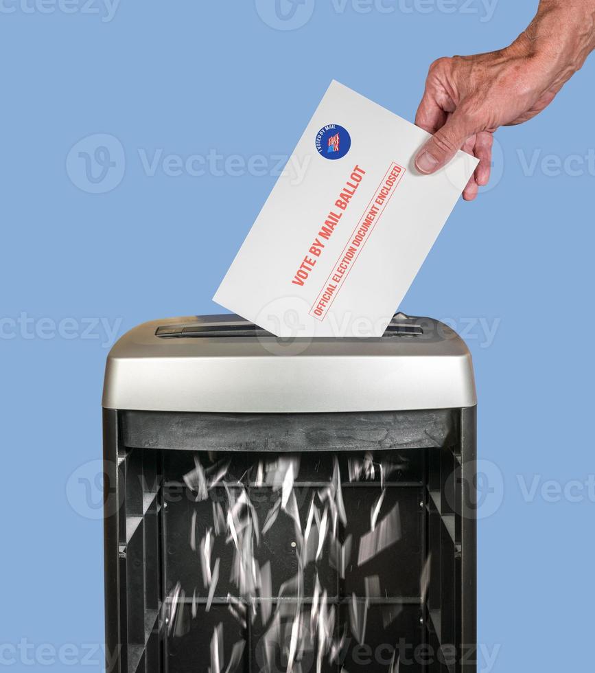 boleta de voto en ausencia por sobre de correo triturado en una trituradora de oficina foto
