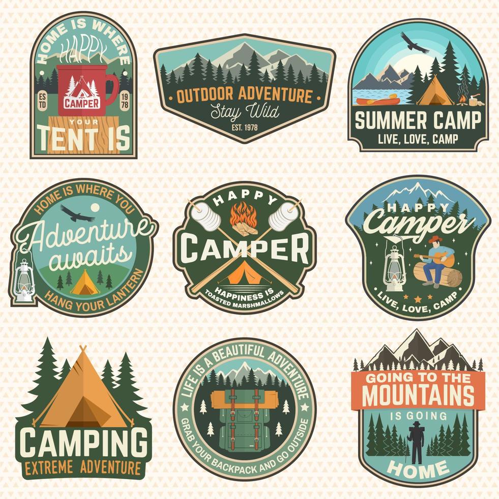 conjunto de insignias de campamento de verano. vector. concepto de camisa o logotipo, estampado, sello, parche. diseño de tipografía vintage con remolque rv, tienda de campaña, fogata, oso, hombre con guitarra y silueta forestal vector