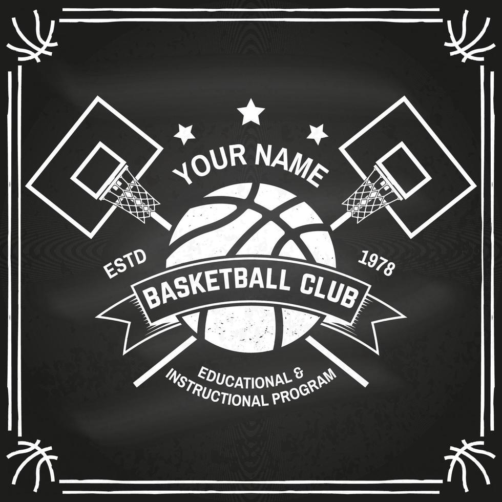 insignia del club de baloncesto en la pizarra. ilustración vectorial concepto para camisa, estampado, sello. diseño tipográfico antiguo con aro de baloncesto, red y silueta de pelota. vector