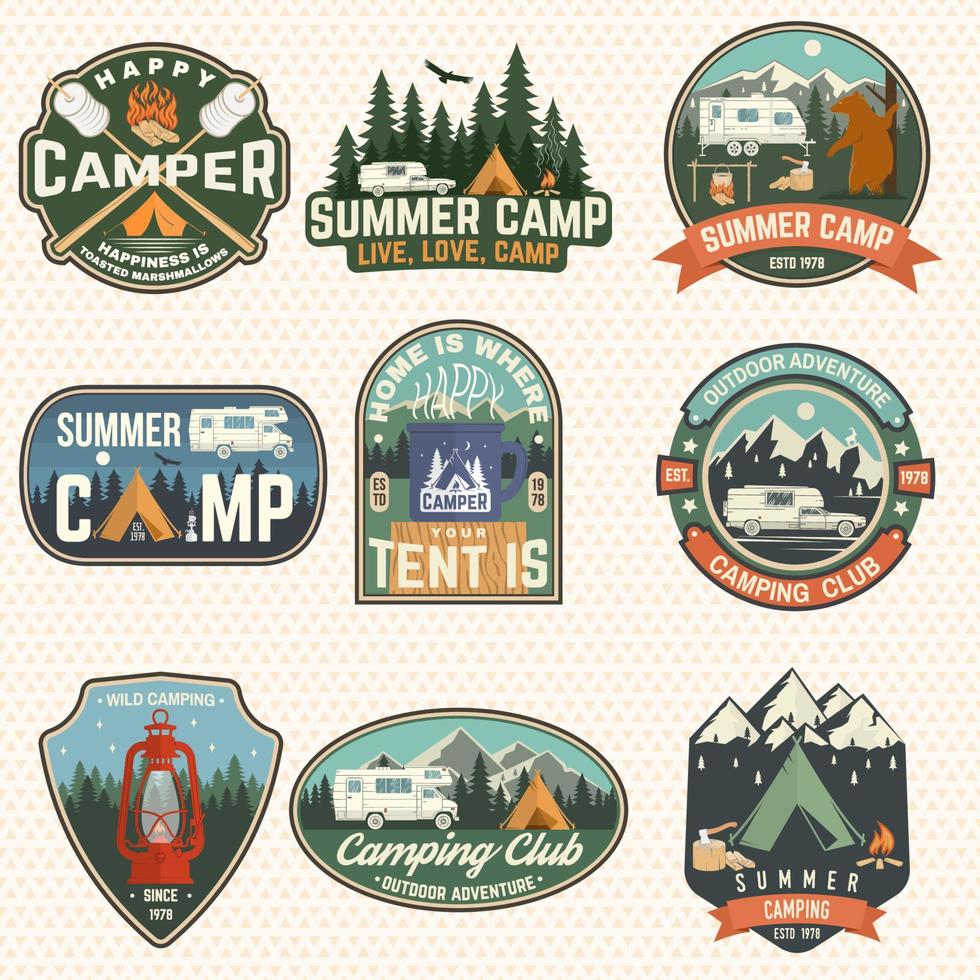 conjunto de insignias de campamento de verano. vector. concepto de camisa o logotipo, estampado, sello, parche. diseño de tipografía vintage con remolque rv, tienda de campaña, fogata, oso, hacha de malvavisco y silueta forestal vector