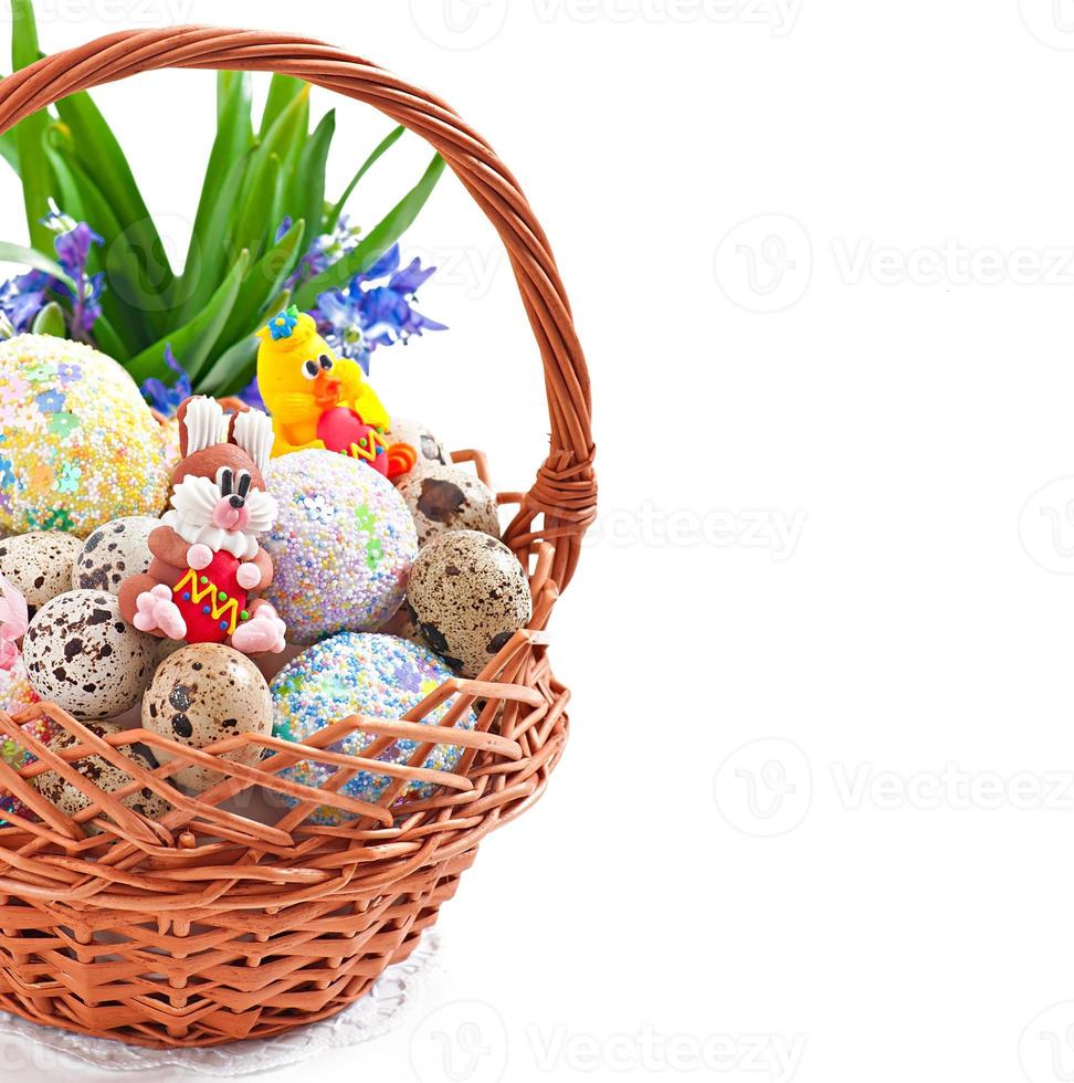 coloridos huevos de pascua en una canasta sobre un fondo blanco foto