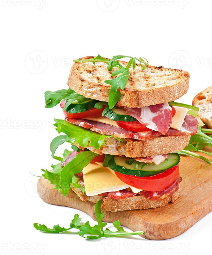 sándwich con jamón, queso y verduras frescas foto