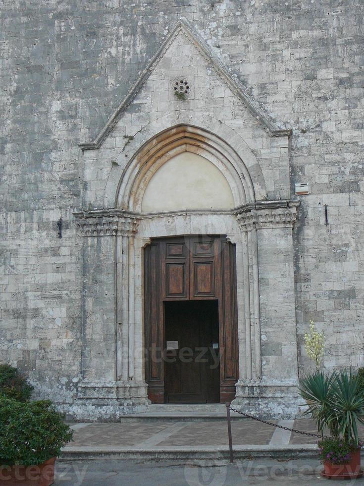 Iglesia de santa maria dei servi, montepulciano en toscana, italia foto
