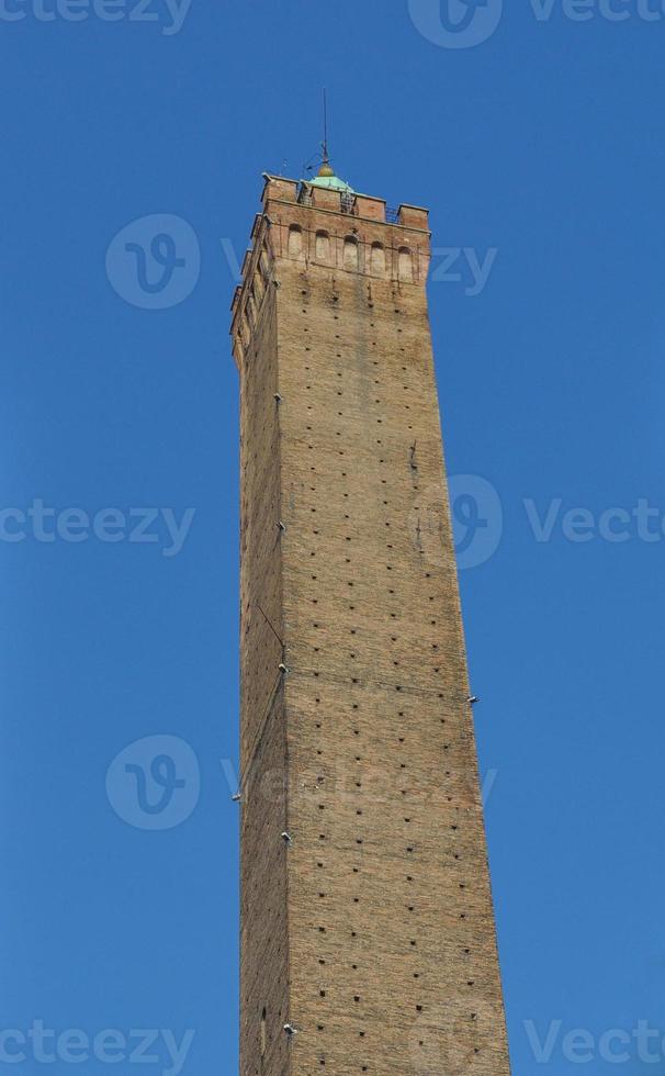 torre degli torre asinelli en bolonia en emilia romagna en italia foto