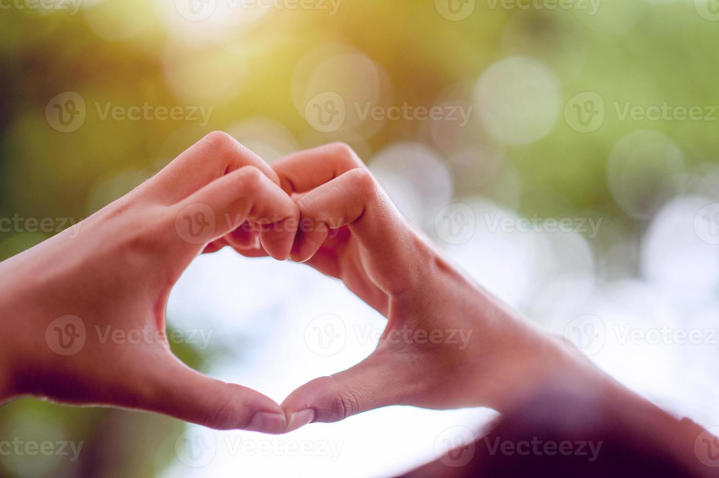 la mano de una niña haciendo una forma de corazón muestra amor foto