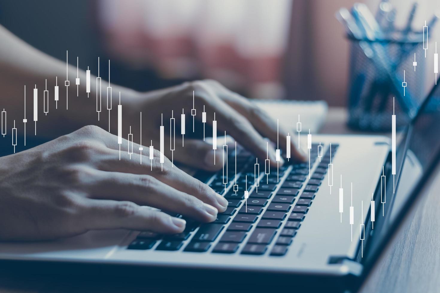 hombre de negocios que trabaja en una oficina moderna, gráfico de precios técnicos e indicador de gráfico de velas rojas y verdes y fondo de pantalla de computadora para el comercio de acciones, los comerciantes de doble exposición analizan datos. foto