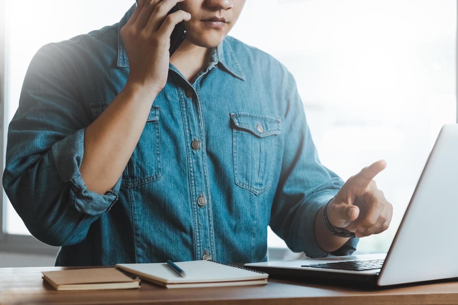 trabajo con teléfono móvil computadora de escritura chat móvil computadora portátil contáctenos en los lugares de trabajo, planificación de ideas, inversores, búsqueda en Internet, ideas que conectan a las personas. foto