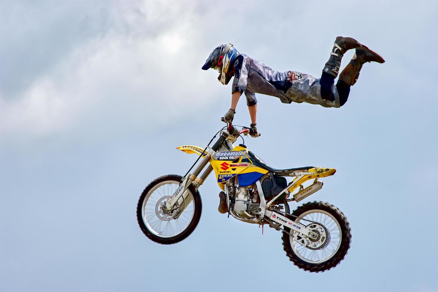 Beltring, Kent, Reino Unido, 2005. Motociclista acrobático en la granja de lúpulo foto