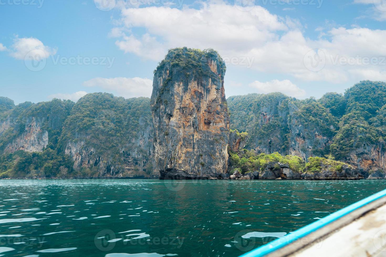 viajes, mar y montañas rocosas en tailandia foto