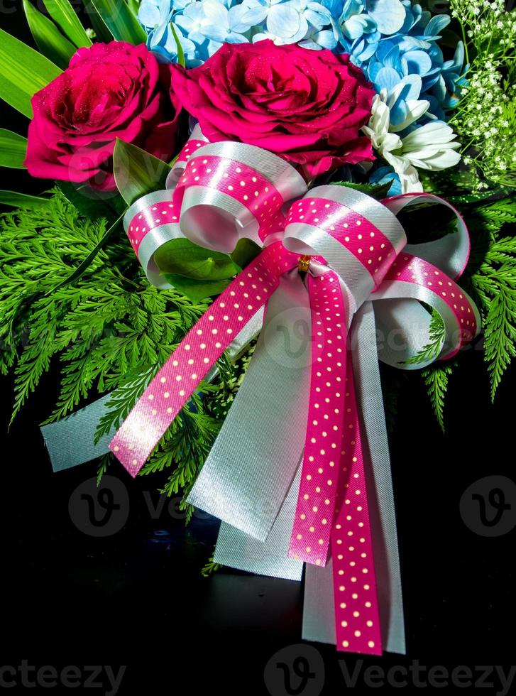 grandes rosas rojas y pequeñas flores azules frágiles en el hermoso ramo de  flores 7233907 Foto de stock en Vecteezy