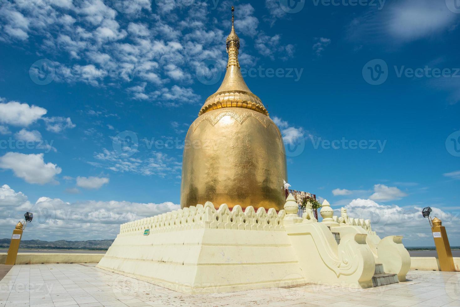 La pagoda de bupaya es una pagoda notable ubicada en bagan en myanmar, en una curva en la orilla derecha del río ayeyarwady. la pequeña pagoda, que tiene una cúpula en forma de bulbo. foto