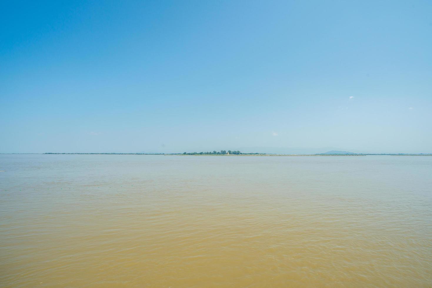 el río irrawaddy o ayeyarwady es un río que fluye de norte a sur a través de myanmar. es el río más grande del país y la vía fluvial comercial más importante. foto