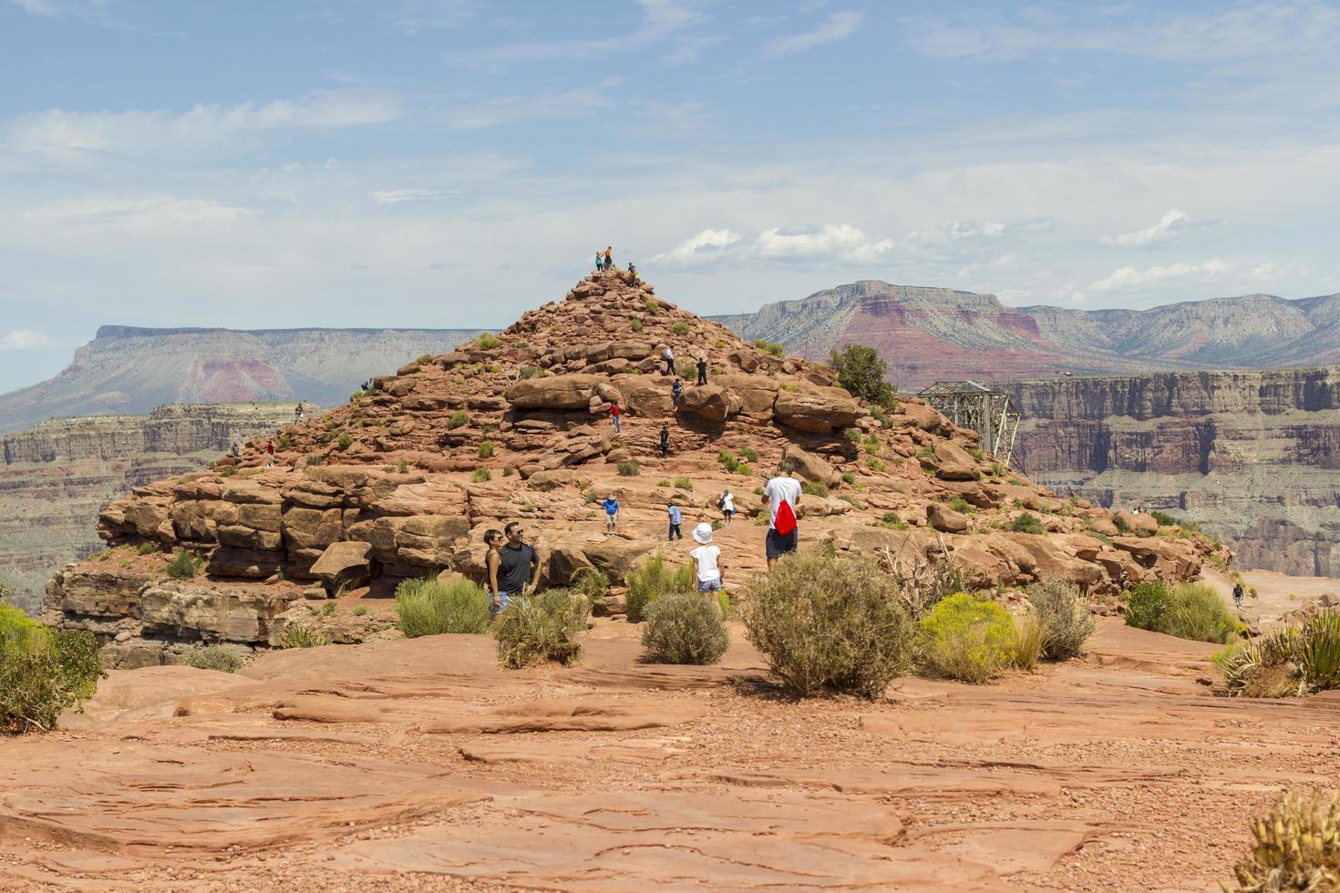 gran cañón, arizona - estados unidos - 31 de agosto de 2017 - un grupo de turistas explorando el gran cañón. foto