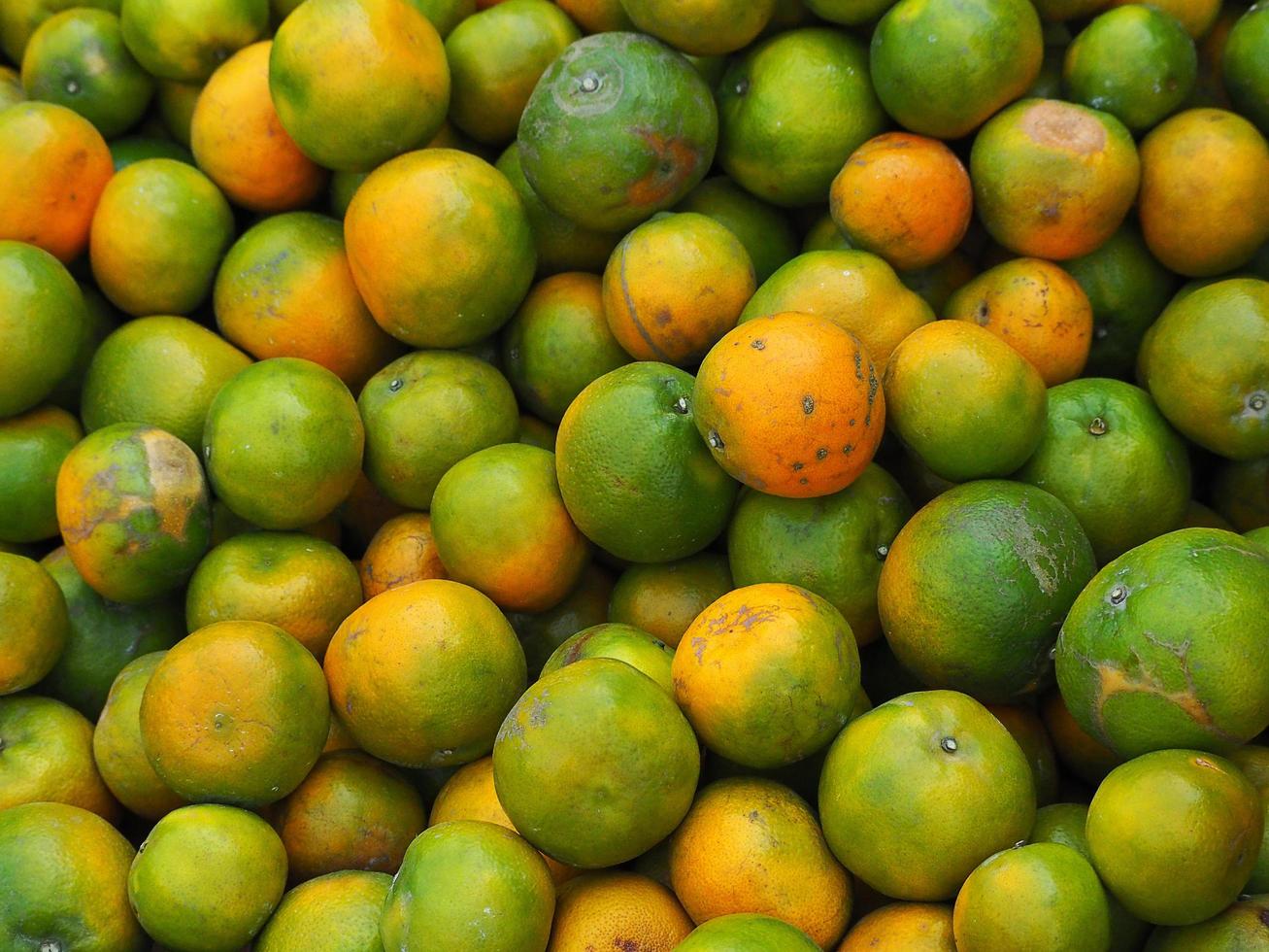 pila de mandarinas a la venta en el mercado foto