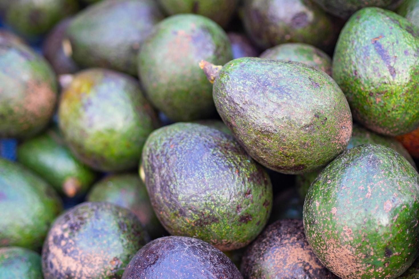 pila de aguacates a la venta en el mercado foto