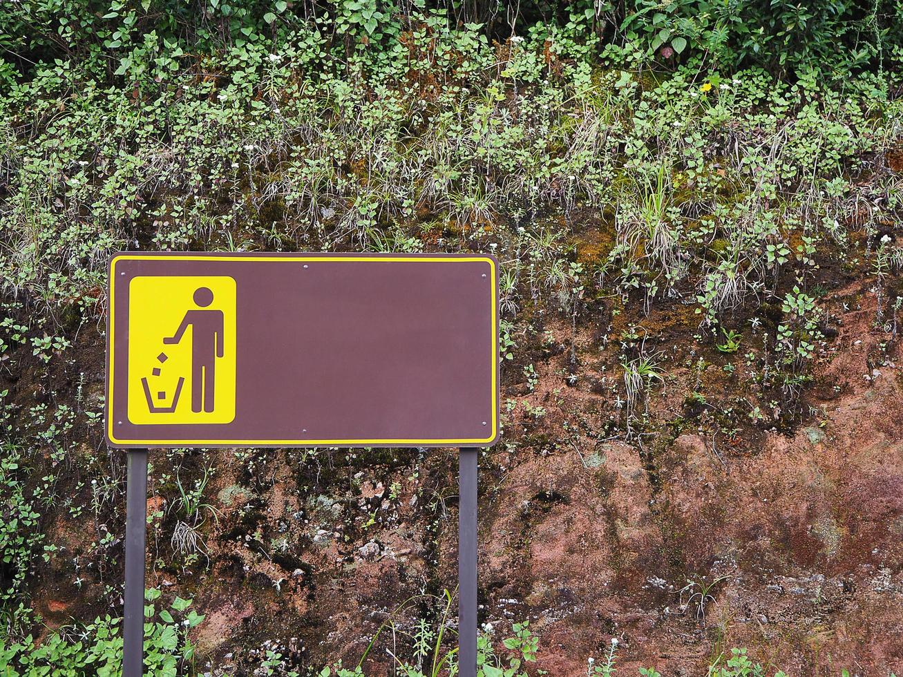 signo prohibido de no tirar basura en el parque foto