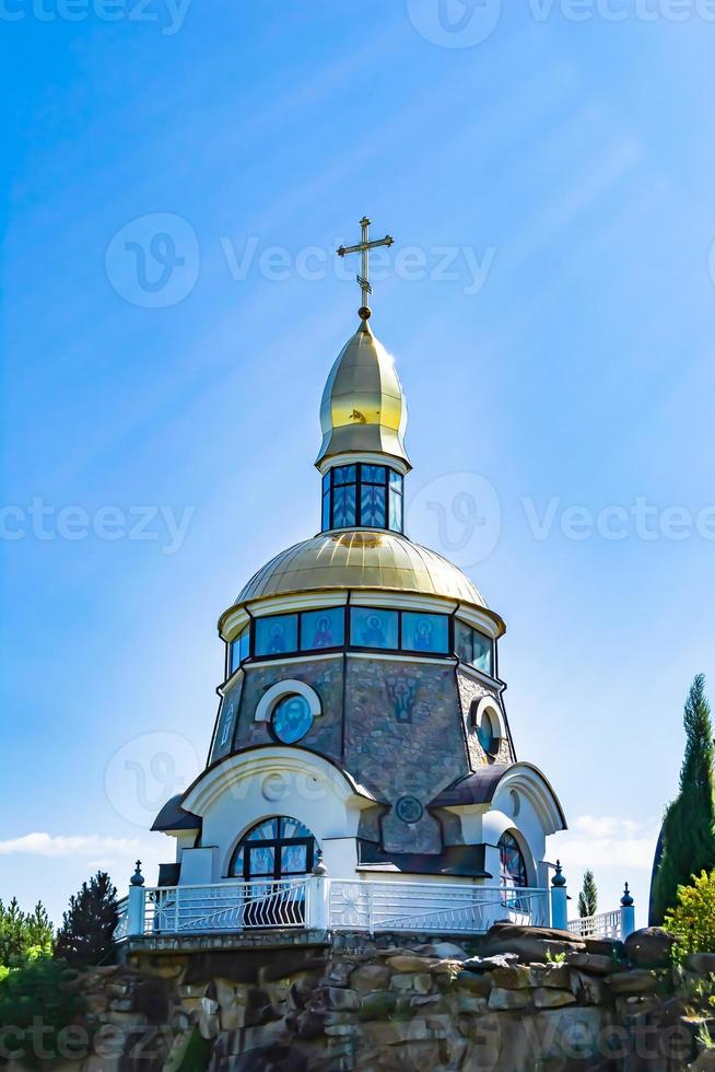 Cruz de la iglesia cristiana en alta torre campanario para la oración foto