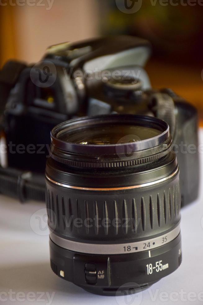 lente y cámara sobre fondo blanco luz suave foto