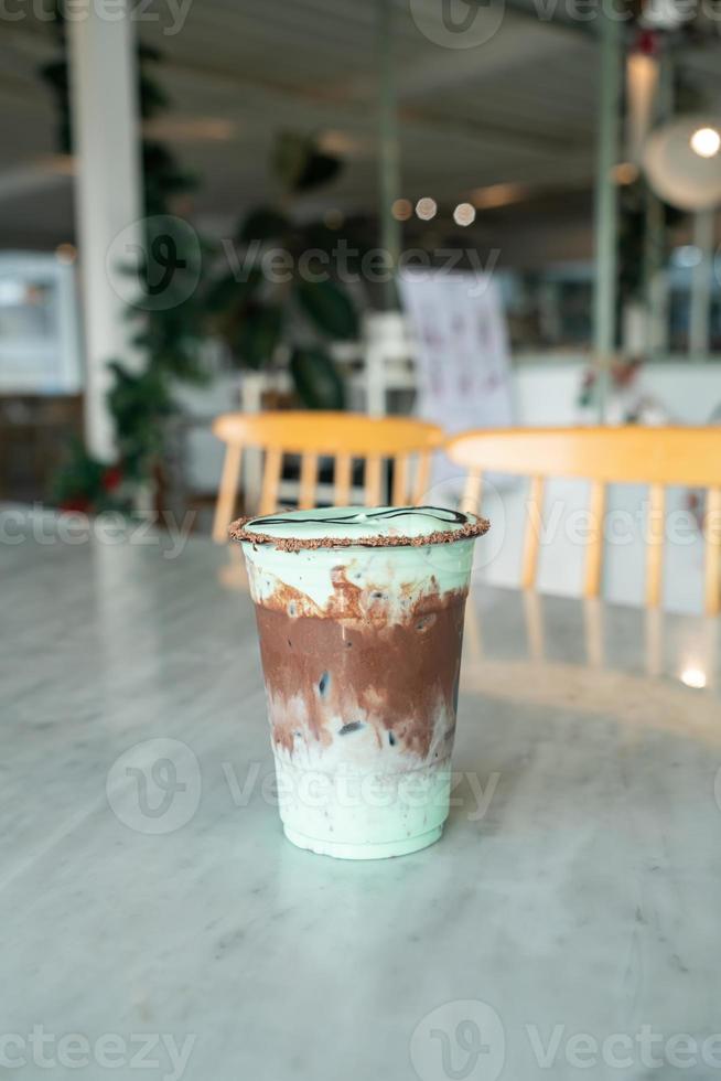 vaso de batido de menta con chocolate helado foto