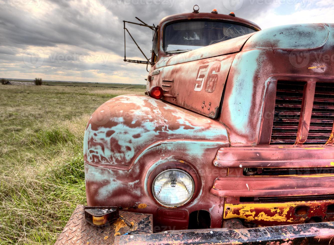 pradera de vehículos abandonados foto