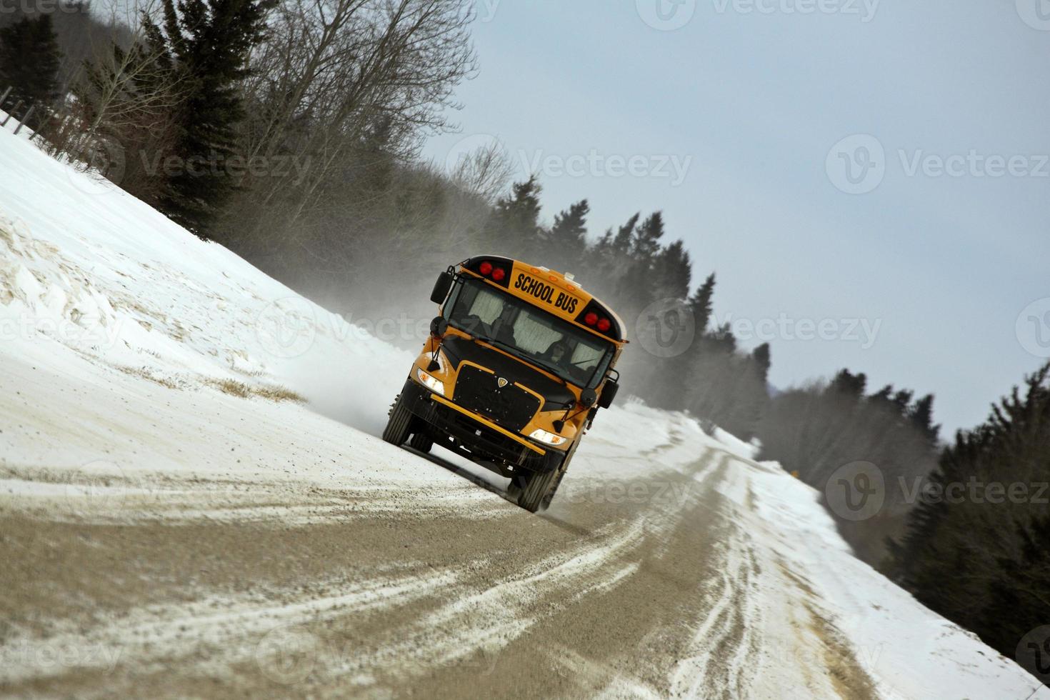 autobús escolar en invierno foto