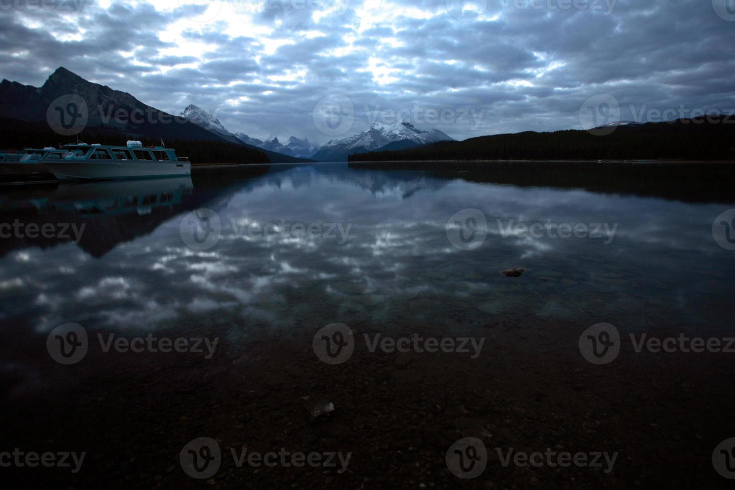 montañas rocosas en el lago maligne en alberta foto