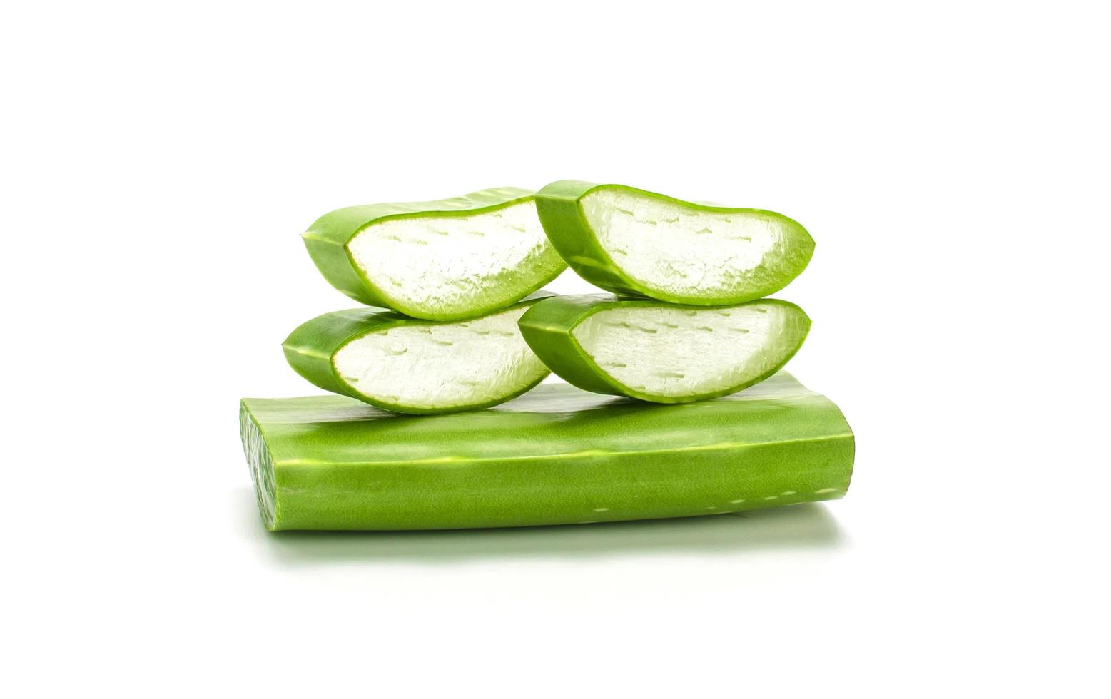 hoja fresca de aloe vera aislada en un fondo blanco. foto