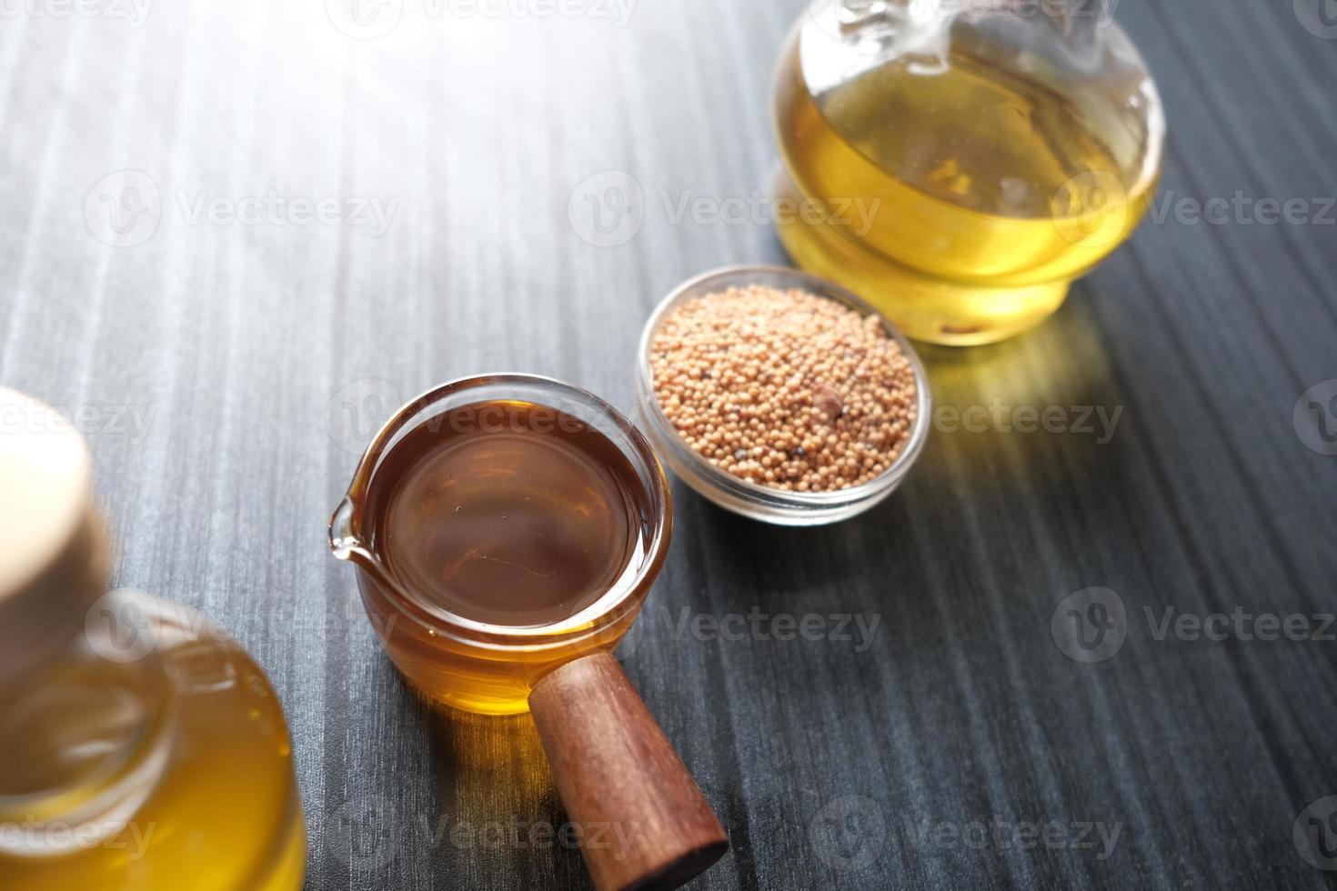 aceite de coque de girasol y semillas en un recipiente sobre la mesa foto