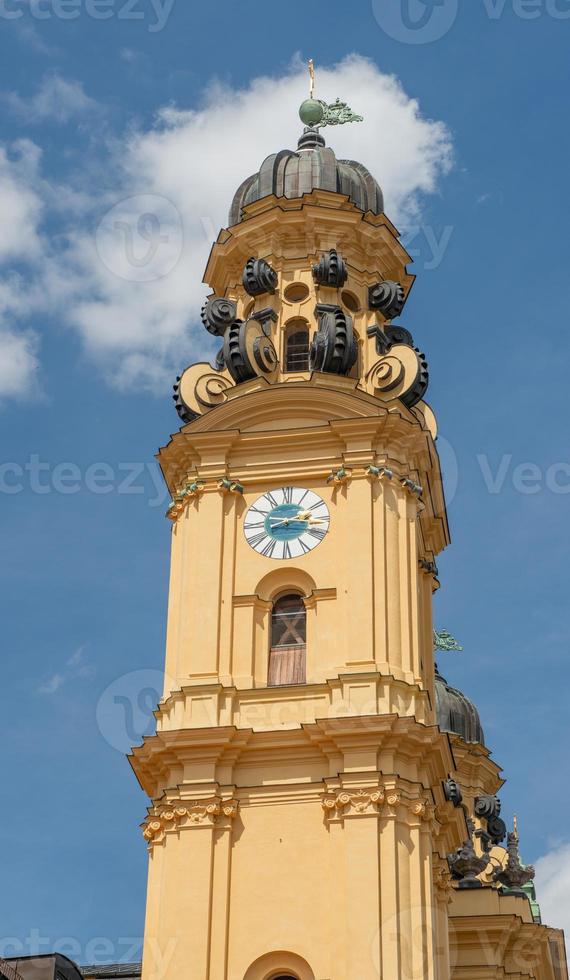 munich alemania 2020 iglesia gótica que data del siglo XIV, con un rico arte decorativo del siglo XVIII en el techo abovedado foto