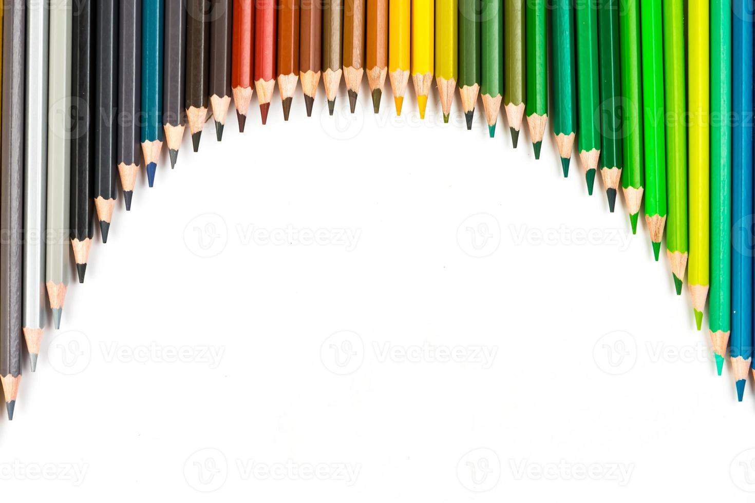 palos de madera multicolores lápices de colores de madera sobre fondo blanco foto