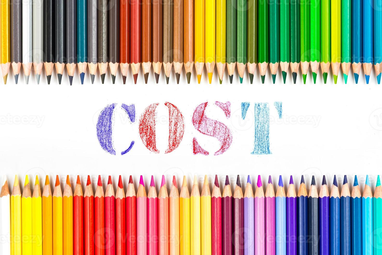 palos de madera multicolores lápices de colores de madera y costo sobre fondo blanco foto